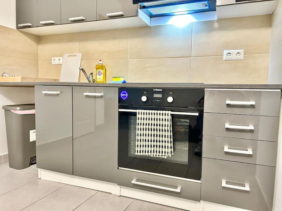 Stylish Schonbrunn Apartments - Free Underground Parking Вена Экстерьер фото